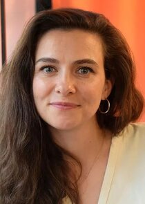 Sara Vickers
as Davina Porter