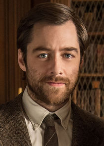 Richard Rankin
as Roger Wakefield