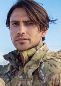 Luke Pasqualino
as Elvis Harte