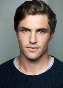 Phil Dunster
as Quinn Huntley