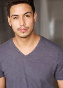 Julio Macias
as Oscar 