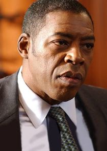 Ernie Hudson
as Warden Leo Glynn