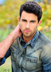 José Pablo Minor
as Juan Carlos