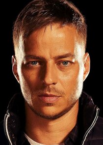Tom Wlaschiha
as Karl Bergmann