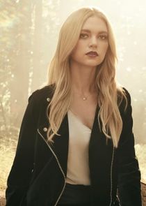 Jenny Boyd
as Lizzie Saltzman