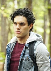 Aria Shahghasemi
as Landon Kirby