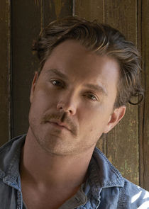 Clayne Crawford
as Detective Martin Riggs