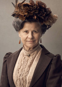 Tracey Ullman
as Aunt Juley Mund