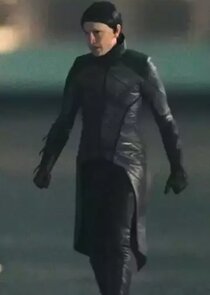 Jonathan Aris
as Commander Roke