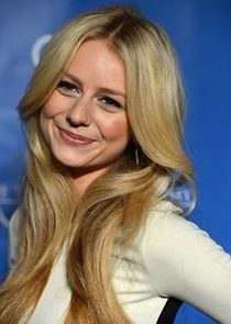 Justine Lupe
as Phoebe Blake