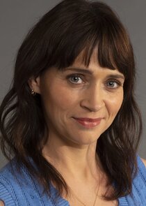 Charlene McKenna
as Evelyn Ross