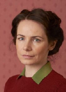 Clare Calbraith
as Steph Farrow