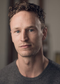 Jack Greenlees
as Justice Stuart Knox