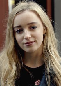 Phoebe Dynevor
as Lotti Mott