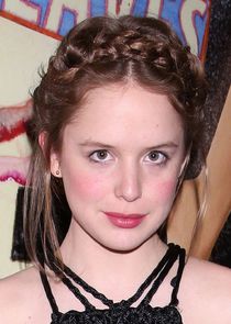 Naian Gonzalez Norvind
as Maya Castillo