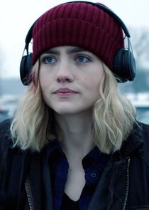 Maddie Hasson
as Henrietta 