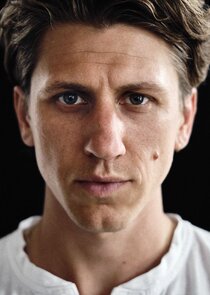 Matt Mella
as Alain Prost