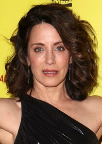 Alanna Ubach
as Amy Hobbs