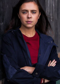Bel Powley
as DC Holly Morten