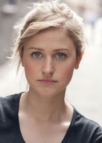 Ria Zmitrowicz
as Lisa Waters