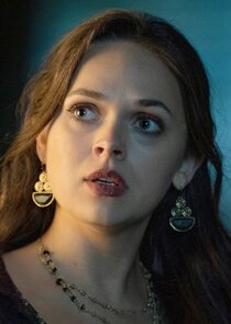 Alyssa Jirrels
as Moira Mayfair