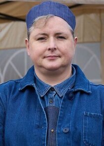 Siobhán McSweeney
as Della Fry