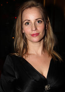 Sofia Helin
as Julia Rothman