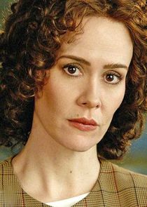 Sarah Paulson
as Marcia Clark