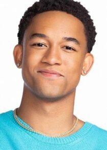 Peyton Alex Smith
as Damon Sims