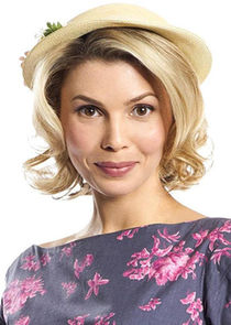 Abby Earl
as Anna Bligh