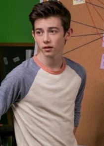 Griffin Gluck
as Sam Ecklund