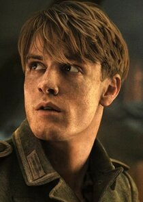 Louis Hofmann
as Werner Pfennig