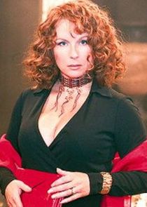 Jennifer Saunders
as Edina 