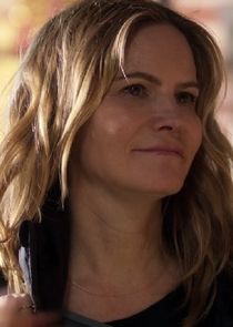 Jennifer Jason Leigh
as Elsa Gardner