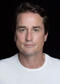 Phil Brown
as Arnie Morton