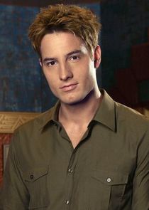 Justin Hartley
as Oliver Queen / Green Arrow