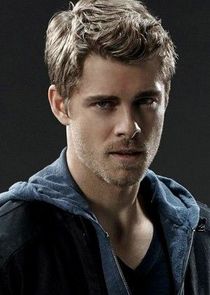 Luke Mitchell
as Lincoln Campbell