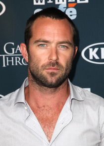 Sullivan Stapleton
as Daniel
