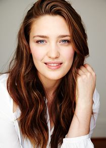 Tess Haubrich
as Heidi Lang