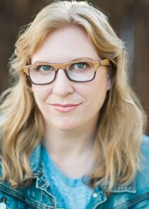 Kaitlyn Robrock
as Gillian