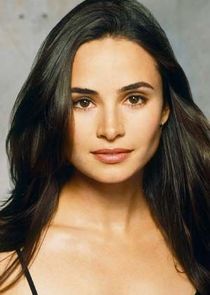 Mia Maestro
as Nadia Santos