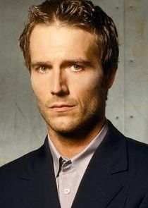 Michael Vartan
as Michael Vaughn