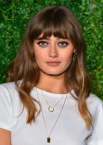 Ella Purnell
as Rhiannon Lewis