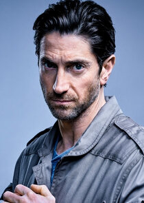 Iddo Goldberg
as Bennett Knox