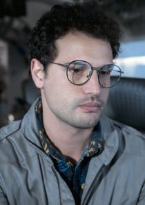 Roberto Urbina
as Javier de la Torre