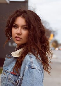 Victoria Turko
as Dee