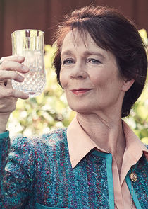 Celia Imrie
as Phyllis 