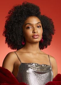 Yara Shahidi
as Zoey Johnson