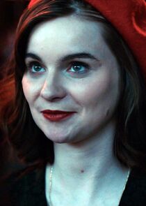 Lola Petticrew
as Izzy Brannick