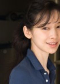 Vyvan Pham
as Julie Yamamoto